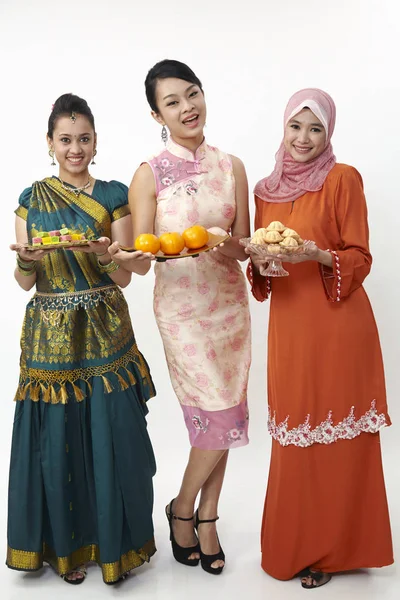 Maleisische Meisjes Houden Van Plaat Vullen Met Snoepjes Bahulu Sinaasappelen — Stockfoto