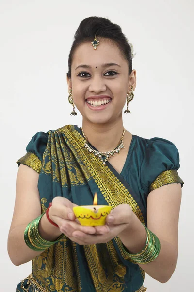 Frau Trägt Sari Mit Einer Gelben Öllampe — Stockfoto