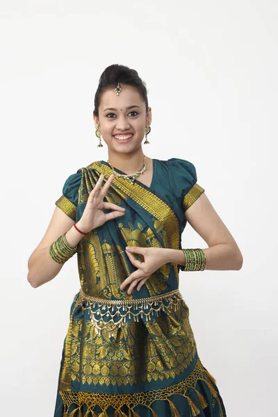 Indianerin Trägt Sari Mit Handgeste — Stockfoto