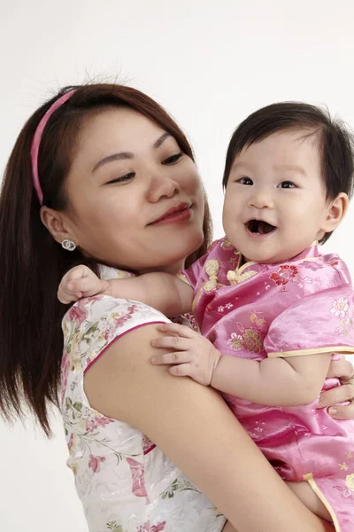 Китайская Мать Обнимает Свою Дочь Ребенка — стоковое фото