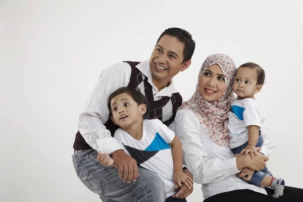 Familia Cuatro Personas Mirando Lado — Foto de Stock