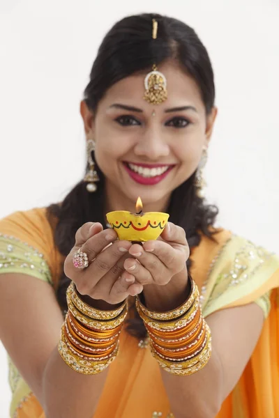 Indiase Vrouw Glamoureuze Traditionele Kleding Bedrijf Olielamp — Stockfoto