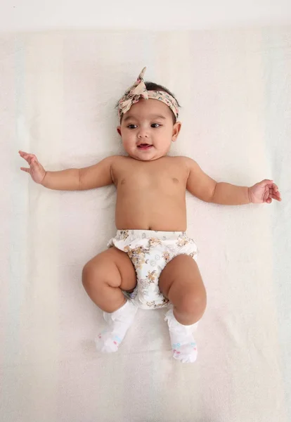 Вид Сверху Малайского Младенца Который Собирается Ползать — стоковое фото