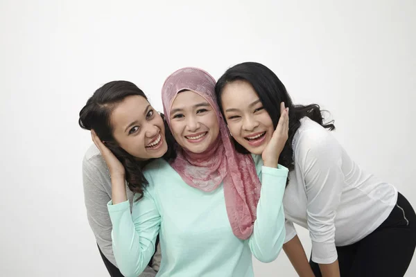 Tiga Gadis Malasian Berpose Studio — Stok Foto