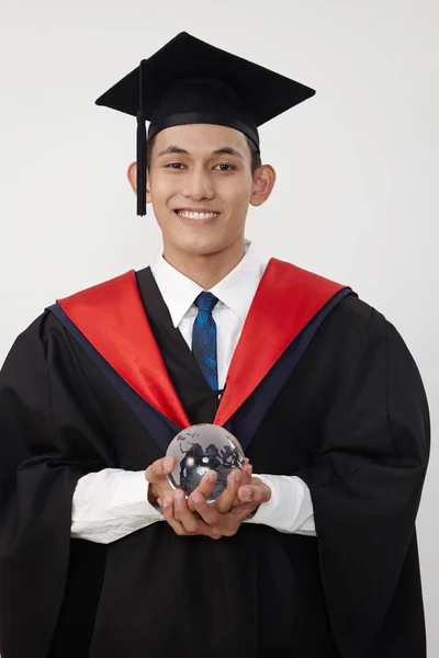 Малайский Молодой Выпускник Держащий Глобус — стоковое фото