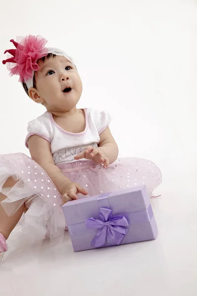 Chinois Bébé Portant Robe Fête Avec Boîte Cadeau Violet — Photo