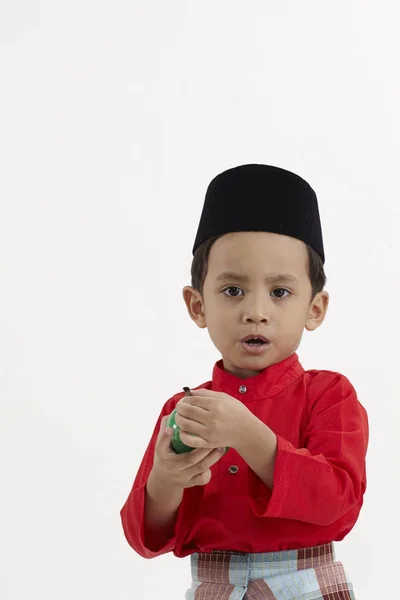 Malajski Chłopiec Czerwonym Gospodarstwa Lampy Naftowej — Zdjęcie stockowe