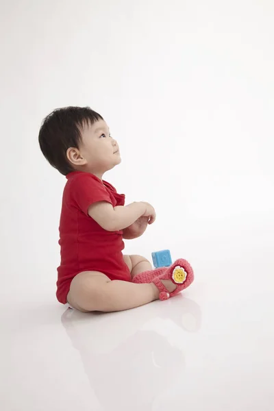 Perfil Del Bebé Chino Sentado Sobre Fondo Blanco —  Fotos de Stock