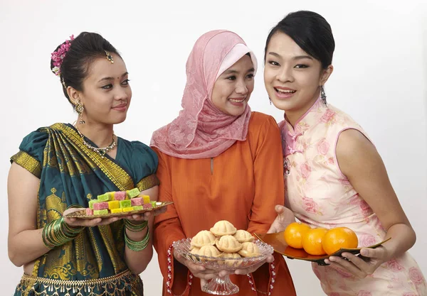 お菓子 Bahulu オレンジでプレートを保持しているマレーシアの女の子がいっぱい — ストック写真