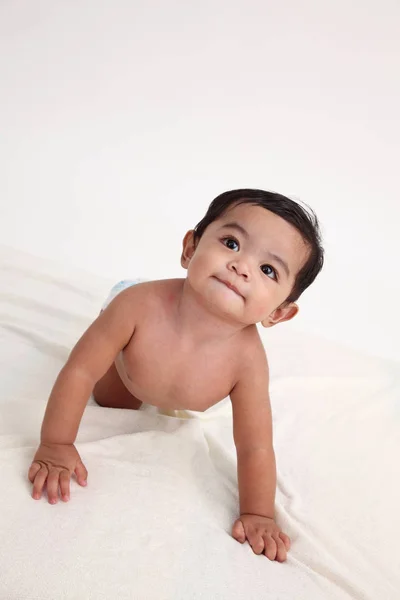 Malaio Bebê Deitado Cama — Fotografia de Stock