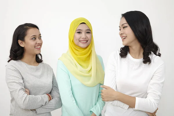 Tiga Wanita Malaysia Multi Rasial Berpose Studio — Stok Foto