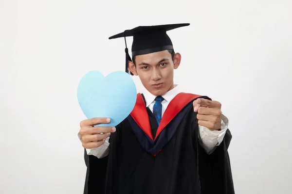 Bir Kalp Şekli Kartını Tutan Malay Mezun Öğrenci — Stok fotoğraf