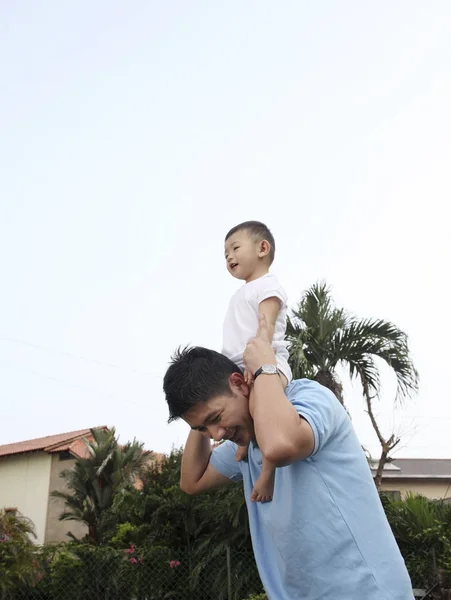 Son Sitting Father Shoulder — Stock Photo, Image