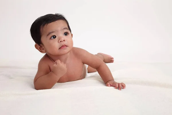 Bebé Malayo Acostado Cama — Foto de Stock