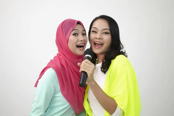 Duas Mulheres Com Roupas Coloridas Cantando — Fotografia de Stock