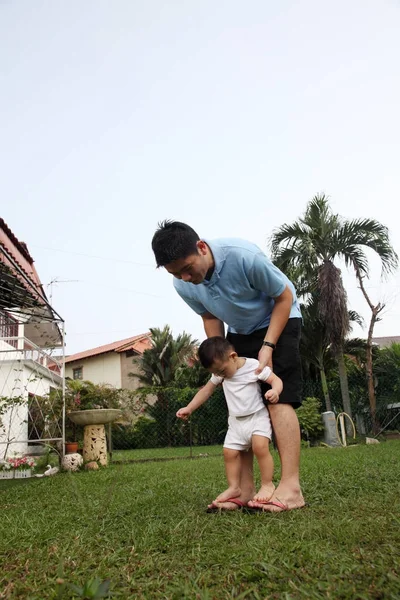 Father Son Playing Park — Stock Photo, Image