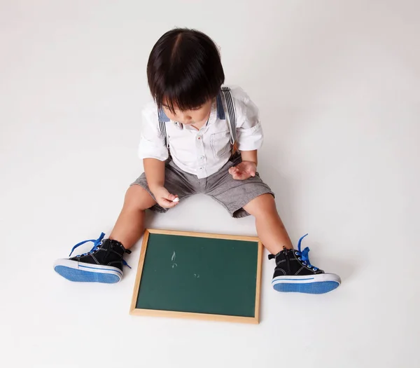 Bovenaanzicht Van Chinese Jongen Het Bord Met Krijt Schrijven — Stockfoto