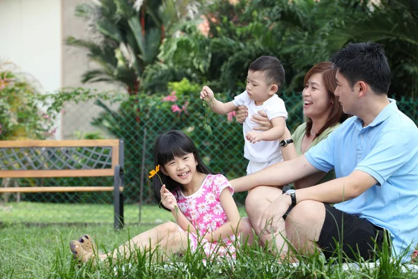 Familia Jugando Fuera Casa — Foto de Stock