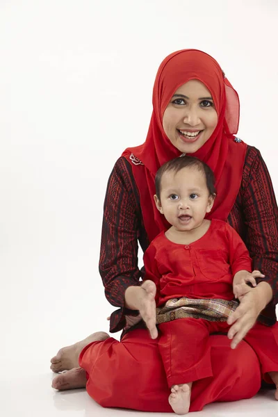 Hari Raya Mulher Malaia Brincando Com Seu Filho — Fotografia de Stock