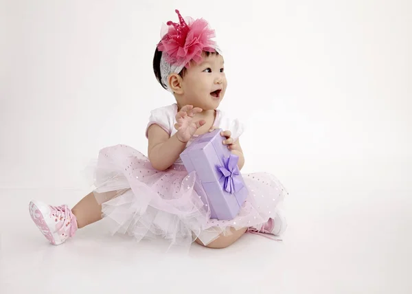 Bebê Chinês Vestindo Vestido Festa Com Caixa Presente Roxo — Fotografia de Stock