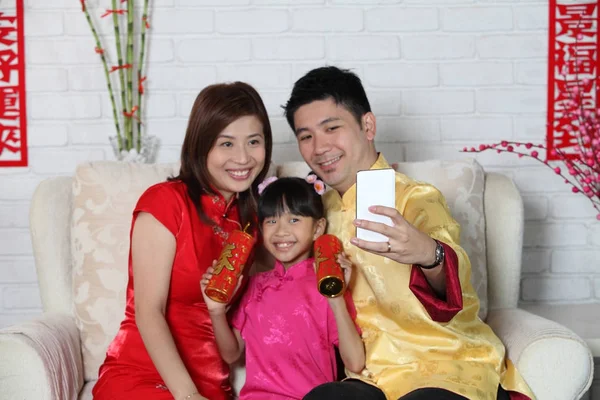 Китайская Семья Сидит Диване Китайской Новогодней Отделкой — стоковое фото