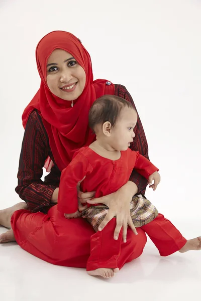 Hari Raya Mulher Malaia Brincando Com Seu Filho — Fotografia de Stock