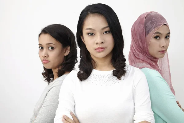 Малайзійський Три Multi Расової Дивлячись Камеру — стокове фото