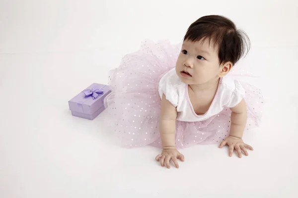 Bebé Chino Usando Vestido Fiesta Con Caja Regalo Púrpura — Foto de Stock