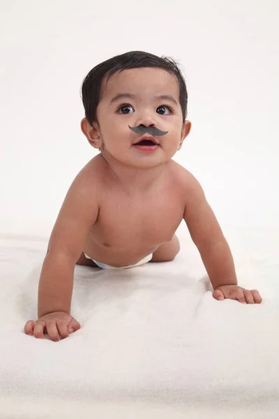 Malajski Dziecko Wygląda Zabawnie Fałszywe Wąsy — Zdjęcie stockowe