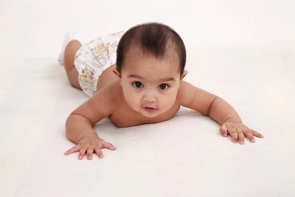 Малайская Малышка Лежит Кровати — стоковое фото