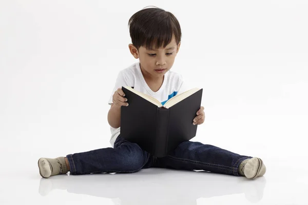 Malajski Chłopiec Siedzący Czytanie Książki — Zdjęcie stockowe