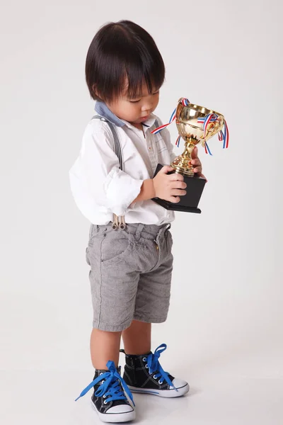 Chico Chino Con Trofeo Oro — Foto de Stock