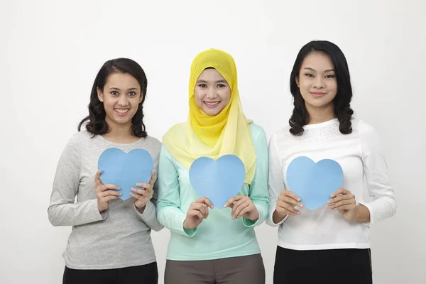 Tres Multi Racial Malayo Celebración Corazón Forma Cartón Mirando Cámara — Foto de Stock