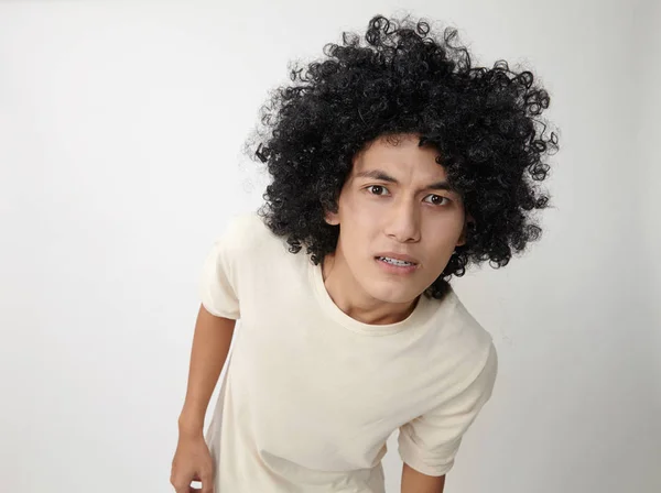 Malajski Nastoletnich Noszenia Perukę Funny Pozowanie Studio — Zdjęcie stockowe