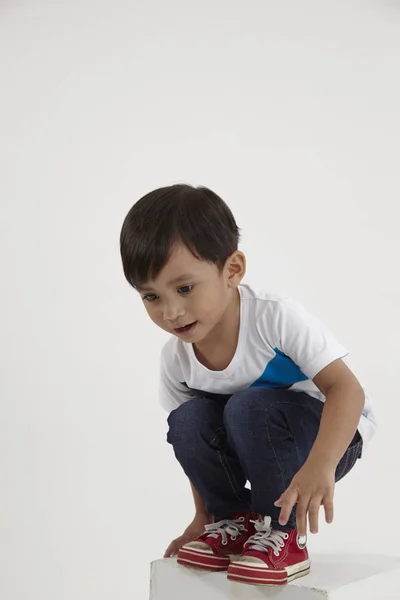 Мальчик Малаец Приседающий Коробке Собирается Прыгнуть — стоковое фото