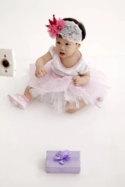 Bebê Chinês Vestindo Vestido Festa Com Caixa Presente Roxo — Fotografia de Stock
