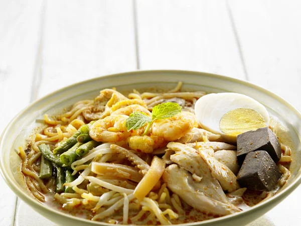 Malezya gıda kase beyaz masaya köri erişte