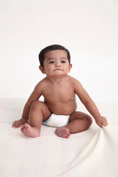 Полный Рост Малайского Мальчика Сидящего — стоковое фото