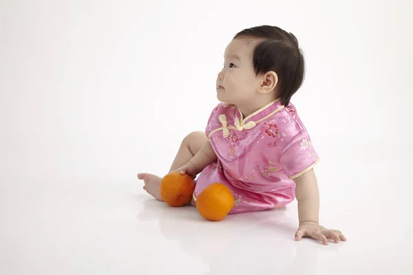 Bambino Cinese Con Abito Cheongsam Posa Studio — Foto Stock