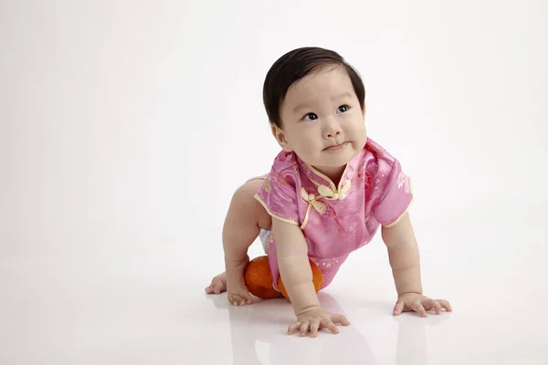 Bambino Cinese Con Abito Cheongsam Posa Studio — Foto Stock