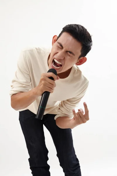 Hombre Sosteniendo Micrófono Inalámbrico Cantando —  Fotos de Stock