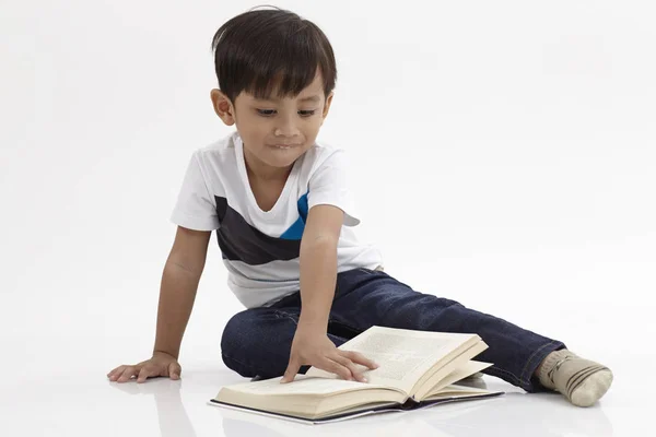 Μαλέι Αγόρι Κάθεται Ανάγνωση Βιβλίων — Φωτογραφία Αρχείου