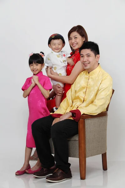 Familia China Con Cothing Tradicional Juntos —  Fotos de Stock