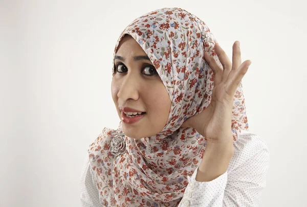 Malajski Kobieta Tudung Koncentrat Słuchania — Zdjęcie stockowe
