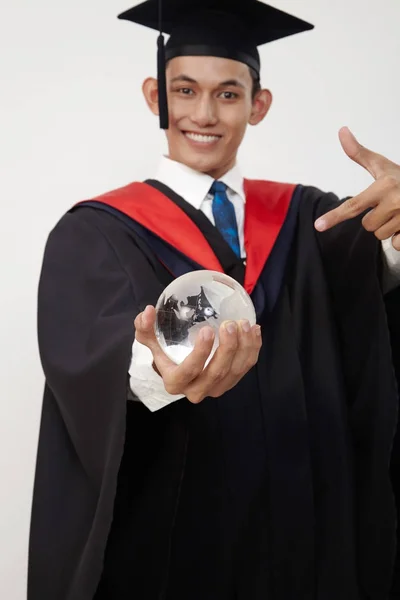 Malaio Jovem Estudante Graduado Segurando Globo — Fotografia de Stock