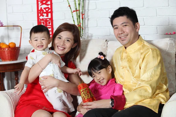 Familia China Sentada Sofá Con Decoración Año Nuevo Chino —  Fotos de Stock