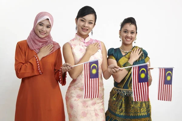 マレーシアのフラグを保持する若い女性 — ストック写真