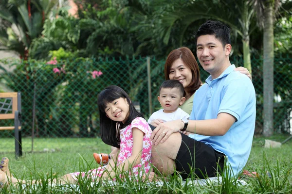 Família Chinesa Quatro Pessoas Fora Casa — Fotografia de Stock