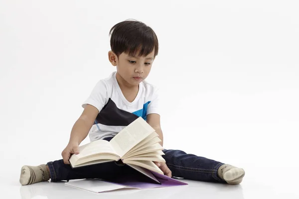 Μαλέι Αγόρι Κάθεται Ανάγνωση Βιβλίων — Φωτογραφία Αρχείου