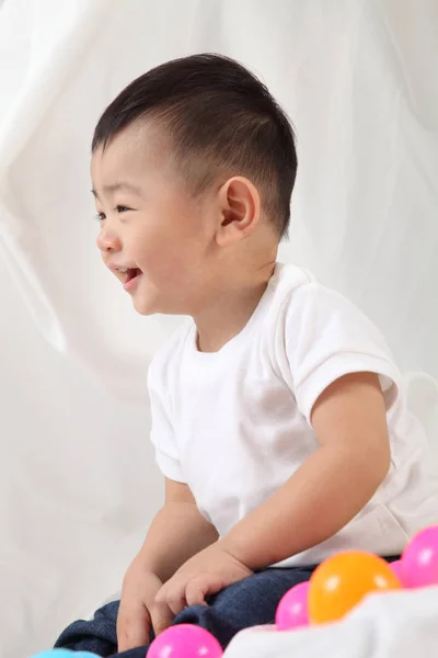 Mignon Bébé Garçon Posant Dans Studio — Photo